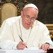 Papa Francesco firma