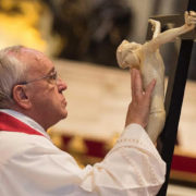 Papa Francesco venera la croce