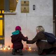 Madre e figlia acendono una candela davanti all'Ambasciata belga a Budapest