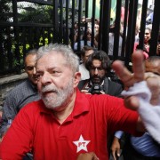 Luiz Inacio Lula da Silva davanti alla sua abitazione