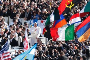 Papa Francesco tra le bandiere