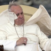 Il vento soffia su papa Francesco