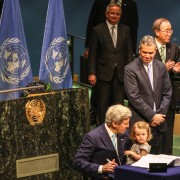 John Kerry firma gli Accordi diParigi