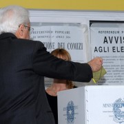 Mattarella vota al referendum