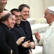 Papa Francesco incontra i preti