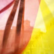 Una bandiera arcobaleno davanti Montecitorio durante il voto sulle unioni civili alla Camera, Roma, 11/5/2016 (ANSA/Angelo Carconi)