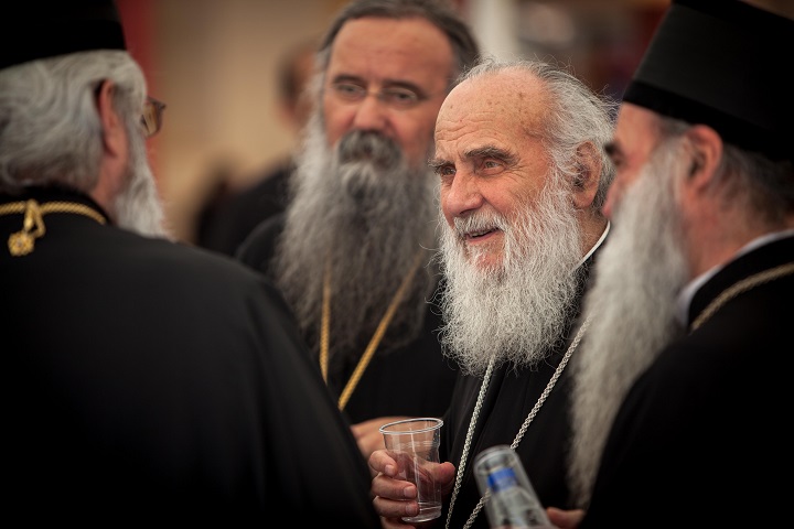 Il patriarch Irinej di Serbia (secondo da destra), parla con il clero maggiore durante una pausa dei lavori del Santo e grande sinodo (Holy and Great Council via AP)