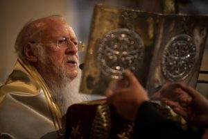Il patriarca ecumenico Bartolomeo I canta durante la Divina liturgia celebrata dai primati ortodossi nella Chiesa dei santi Pietro e Paolo in Chania, Creta, a chiusura del Santo e grande sinodo.