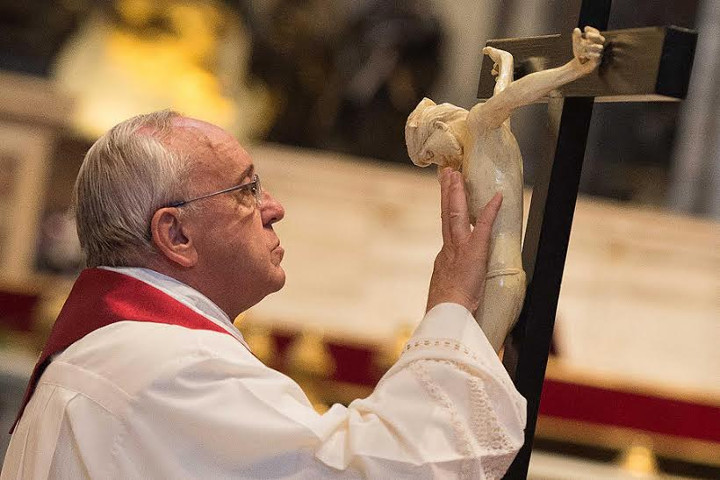 Papa Francesco venera la croce