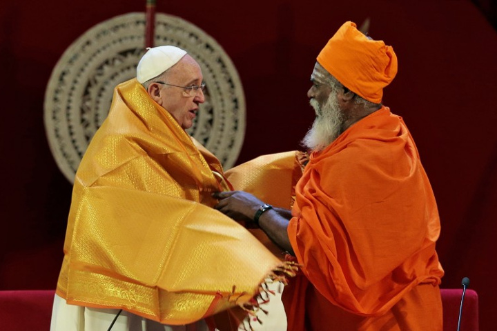 Papa e prete Hindu