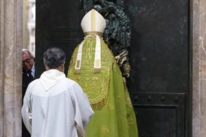 Il cardinale Vallini chiude porta santa Laterano
