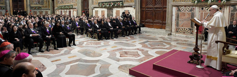 Papa Francesco riceve in udienza i membri accreditati del Corpo diplomatico per i tradizionale scambio di auguri. 9/1/17 (ANSA/L'Osservatore romano)