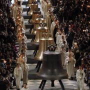 La cattedrale Notre-Dame di Parigi riceve un nuovo assetto di campane in occasione del suo 850mo anniversario (2013)