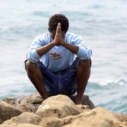Migrante in preghiera