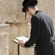 Ragazzo ebreo in preghiera