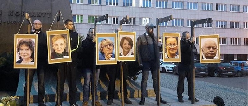 Forche con le foto di sei eurodeputati dell'opposizione Piattaforma civica (Po) "colpevoli" di aver votato a favore della risoluzione con quale il Parlamento Ue ha ammonito il governo di Varsavia per il mancato rispetto dello stato di diritto. La foto è stata pubblicata su Twitter dal portavoce di Po, Jan Grabiec.