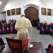 Papa Francesco con i vescovi del Cile