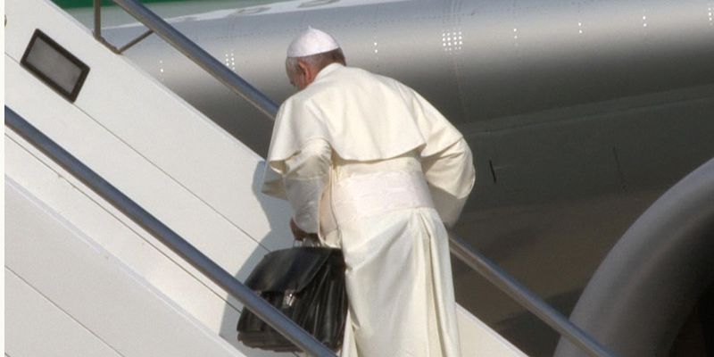 Papa Francesco sale sull'aereo portando con sé il bagaglio a mano. 22.7.2013 (Foto ANSA/Osservatore romano)