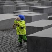 Un bambino davanti al Memoriale per gli Ebrei assassinati d'Europa, a Berlino [© Sascha Kohlmann / CC BY-SA 2.0]