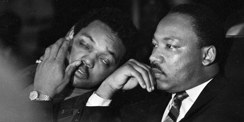 Martin Luther King con Jesse Jackson prima della sua ultima apparizione per rivolgere il suo discorso agli operatori della sanità in sciopero il 4 aprile 1968, qualche ora prima del suo assassinio (AP Photo/Charles Kelly)