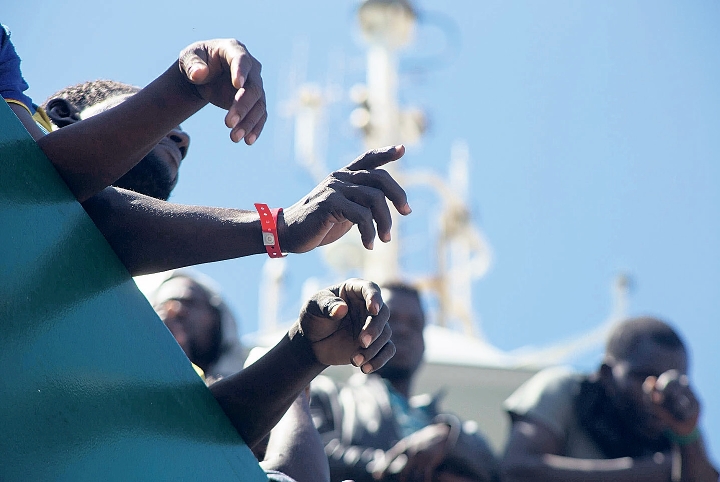 migranti su una nave