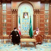 Il presidente dell’Iran Ebrahim Raisi e il principe saudita Mohammed Bin Salman al vertice di Riyad dell’11 novembre