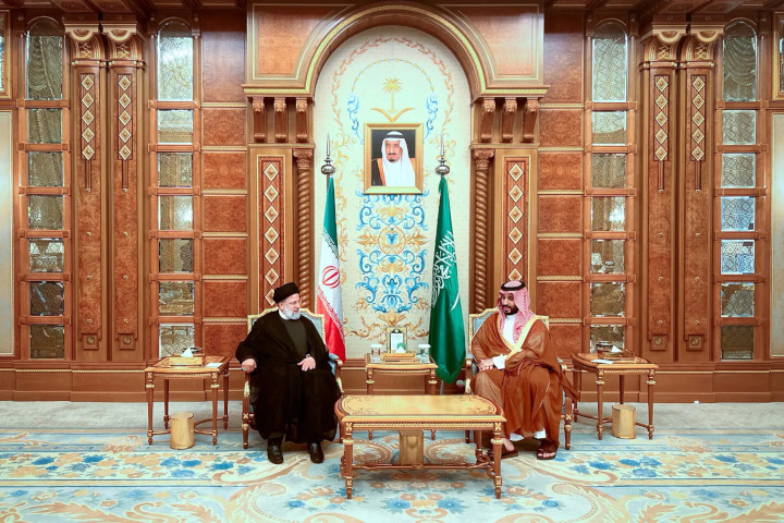 Il presidente dell’Iran Ebrahim Raisi e il principe saudita Mohammed Bin Salman al vertice di Riyad dell’11 novembre