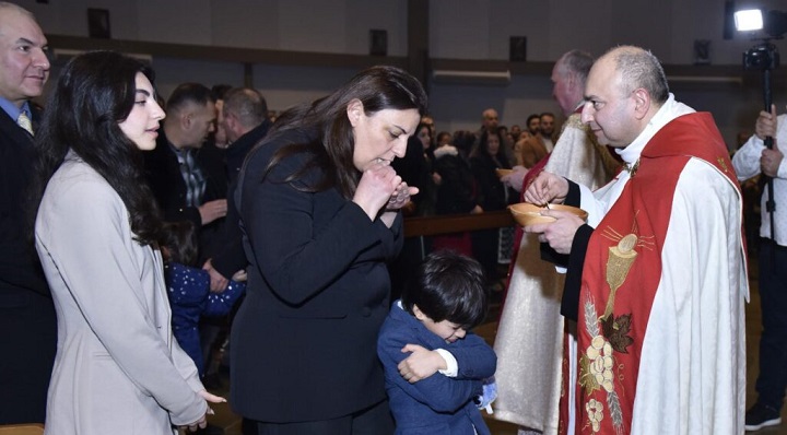 Padre Diyar Sarkis ordinato il 9/2/2024 in Olanda dà la comunione alla moglie e la figlia.