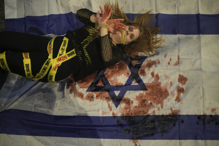 Una manifestante contro il Governo Netanyahu a Tel Aviv, 7 giugno 2025 (AP Photo/Ohad Zwigenberg)