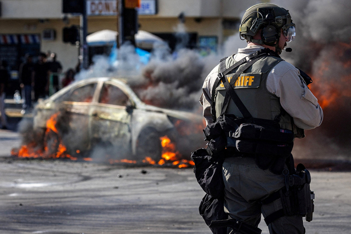 Proteste a Los Angeles per le retate dell'ICE contro i migranti, 7 giugno 2025 (OSV News photo/Barbara Davidson, Reuters)