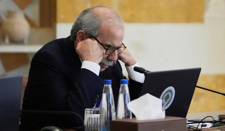 Il primo ministro libanese Nawaf Salam durante una riunione di gabinetto (Foto LaPresse).
