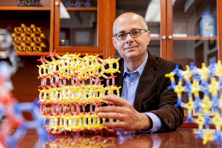 Il chimico Omar Yaghi, vincitore del Premio Nobel 2025