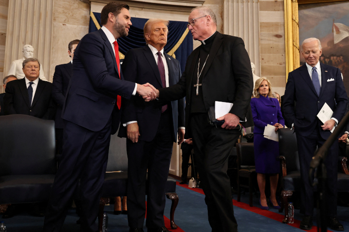  J.D. Vance, Donald Trump e il cardinal Timothy M. Dolan (OSV News photo/Chip Somodevilla)