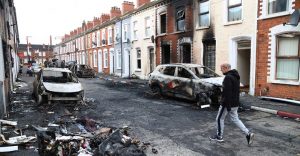 Danni dopo i disordini a Belfast (foto LaPresse).