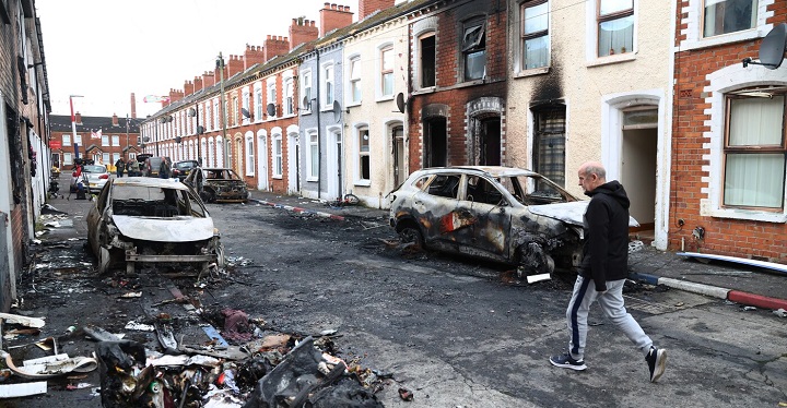 Danni dopo i disordini a Belfast (foto LaPresse).