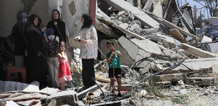 Giovani donne e bambini nel Sud del Libano.