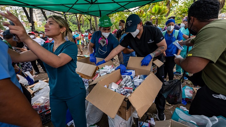 Personale medico distribuisce farmaci e medicine nei giorni seguenti il terremoto (foto LaPresse).